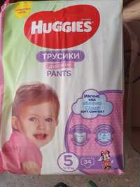 Scutece Huggies pentru fetite