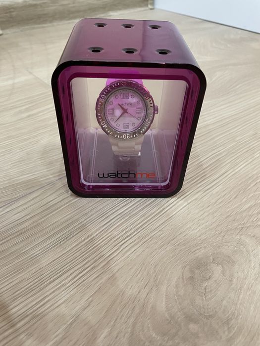 Бял часовник със силиконова каишка