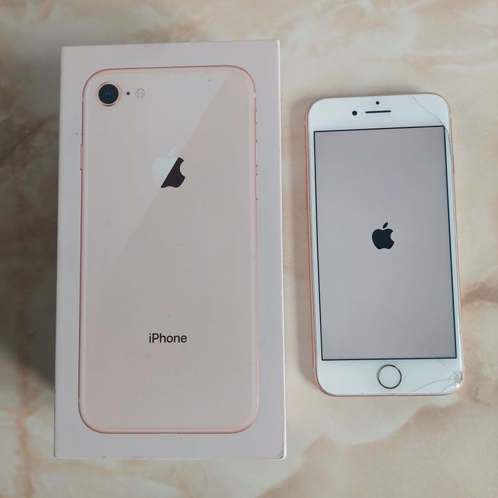 Vând iPhone 8 Gold de 64Gb Neverlocked la cutie + husă //poze reale