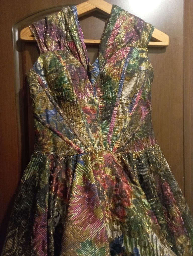 Шикарное платье со шлейфом