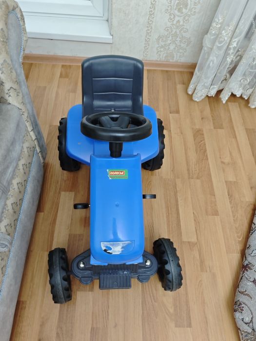 Продам трактор на педалях, отлично подойдёт детям 3+ лет