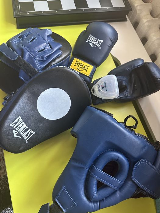 Продам боксерскии шлем, перчатки, лапы.