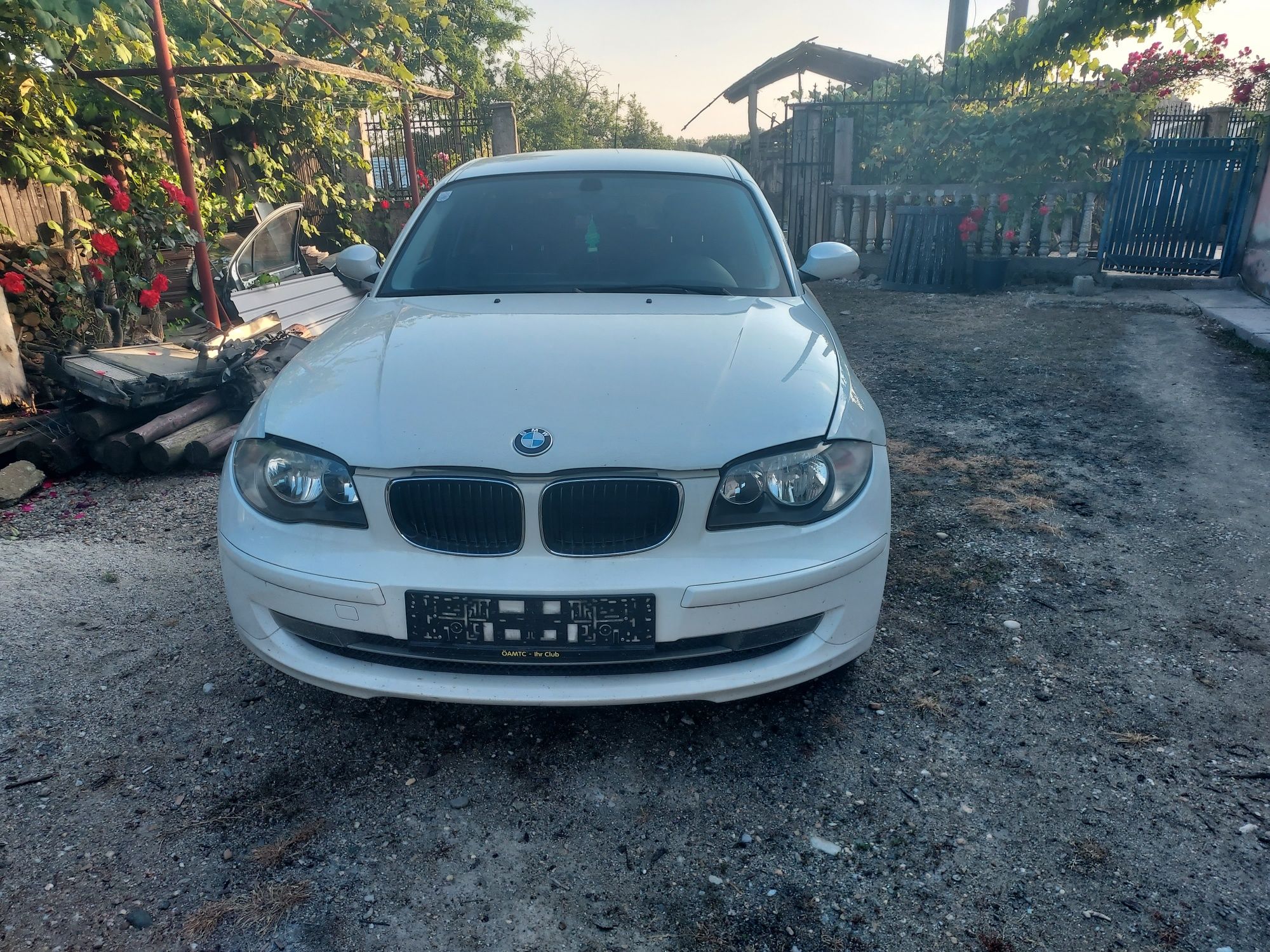 Dezmembrez BMW seria 1 e87 orice piesa