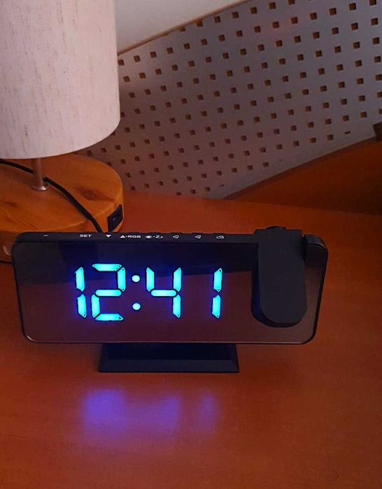 Ceas  RGB cu alarma  , proectie  pe perete
