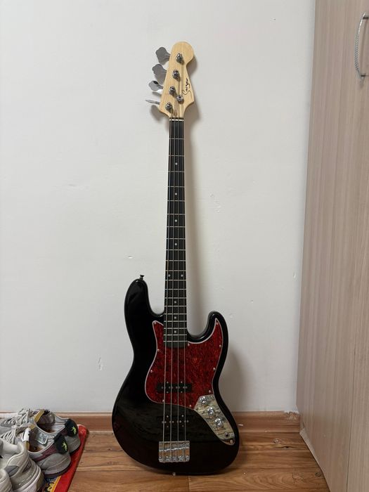 Бас-гитара в хорошем состоянии.