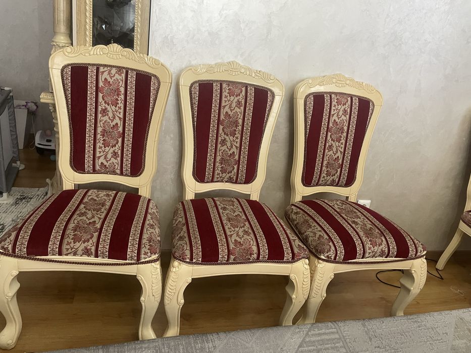 Стулья, стол и зеркало