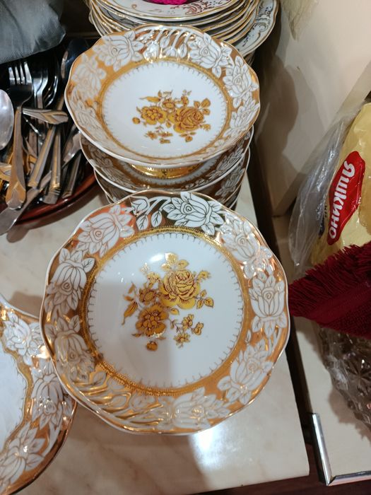 Посуды белые с золотом. ок чинни идиш. oq chinni idish