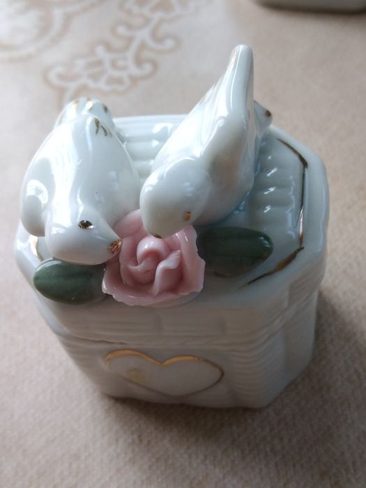 Порцеланови фигурки, бижутерки и други изделия