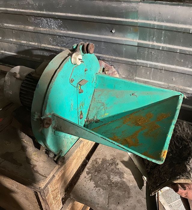 Зернодробилка электрическая