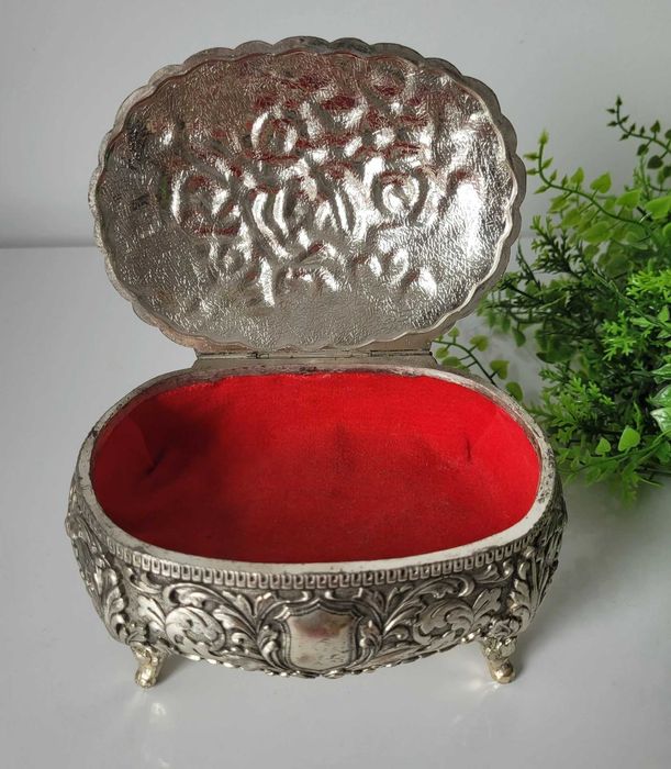 Cutie de bijuterii sau casetă decorativă din metal argintat,