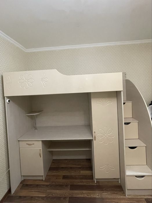 Продам детскую стенку 2,10*80  стол шкаф кровать