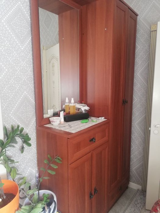 Продаётся  парта школьная 12000, прихожая 17000тг пройзводства Россия