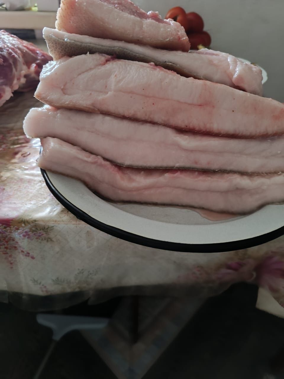 Продаётся  свежее не соленое сало свинины.