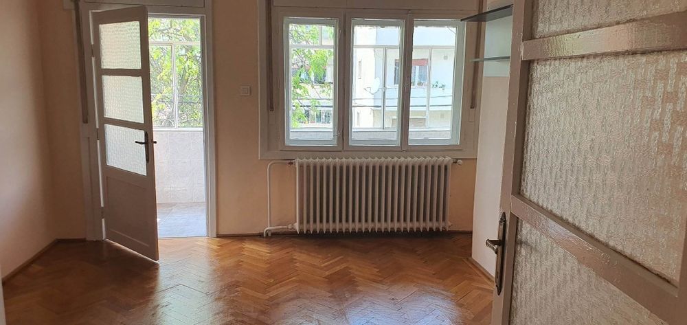 Inchiriez apartament în vila