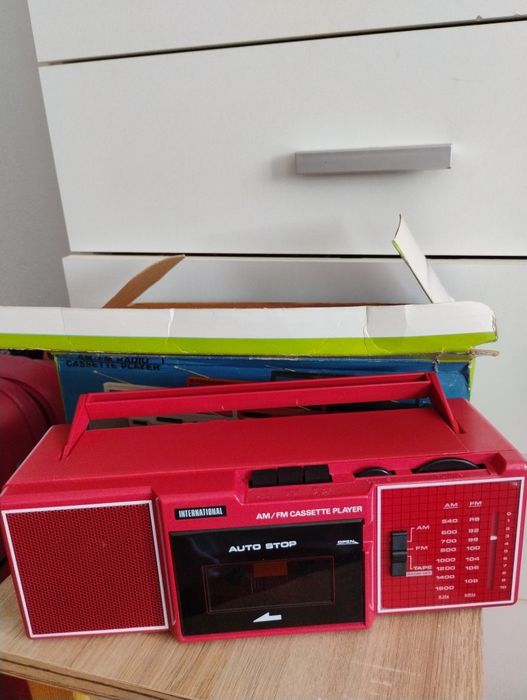 Vând casetofon international.