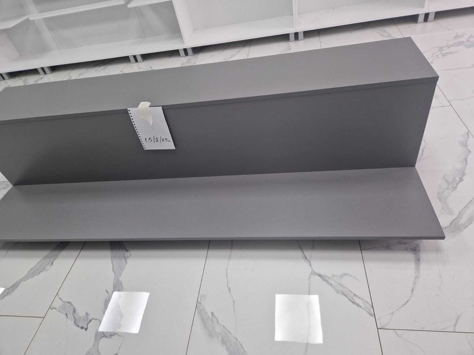 Гардеробна и пирамидален стелаж за магазин