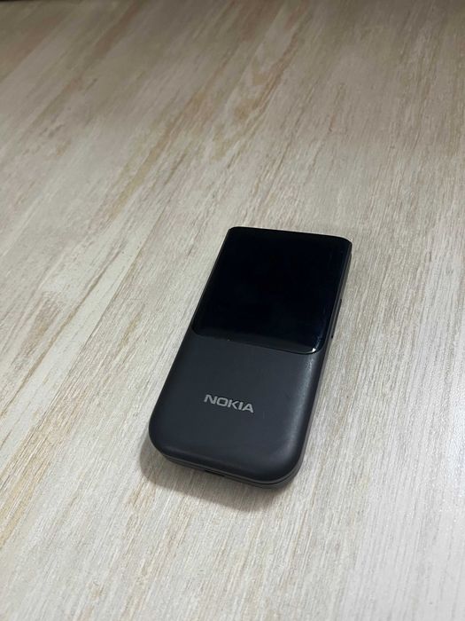 Nokia 2720 Flip + зарядно
