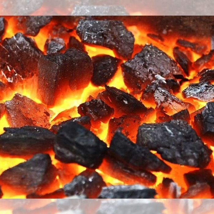 Кидает уголь. Быстро. Любые объёмы.