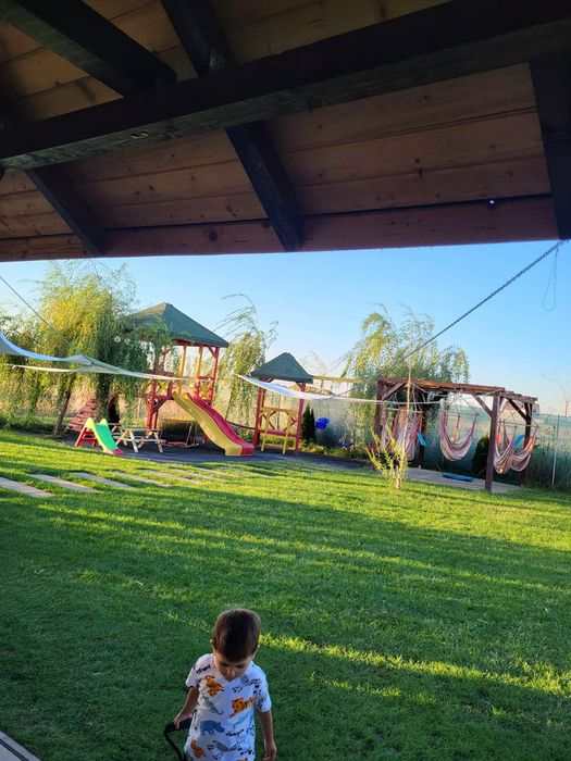 Curte cu loc de joaca de inchiriat