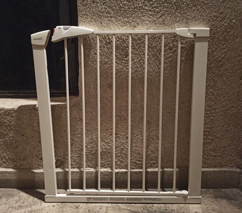 Poarta de siguranta metalică pentru uși si scări de 73 - 82 cm. (NOUĂ)