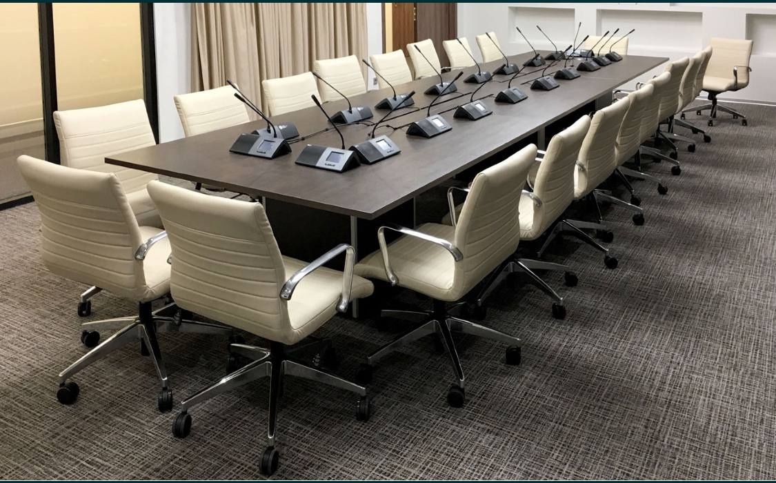 Majlis zalar uchun stol pergavorniy
