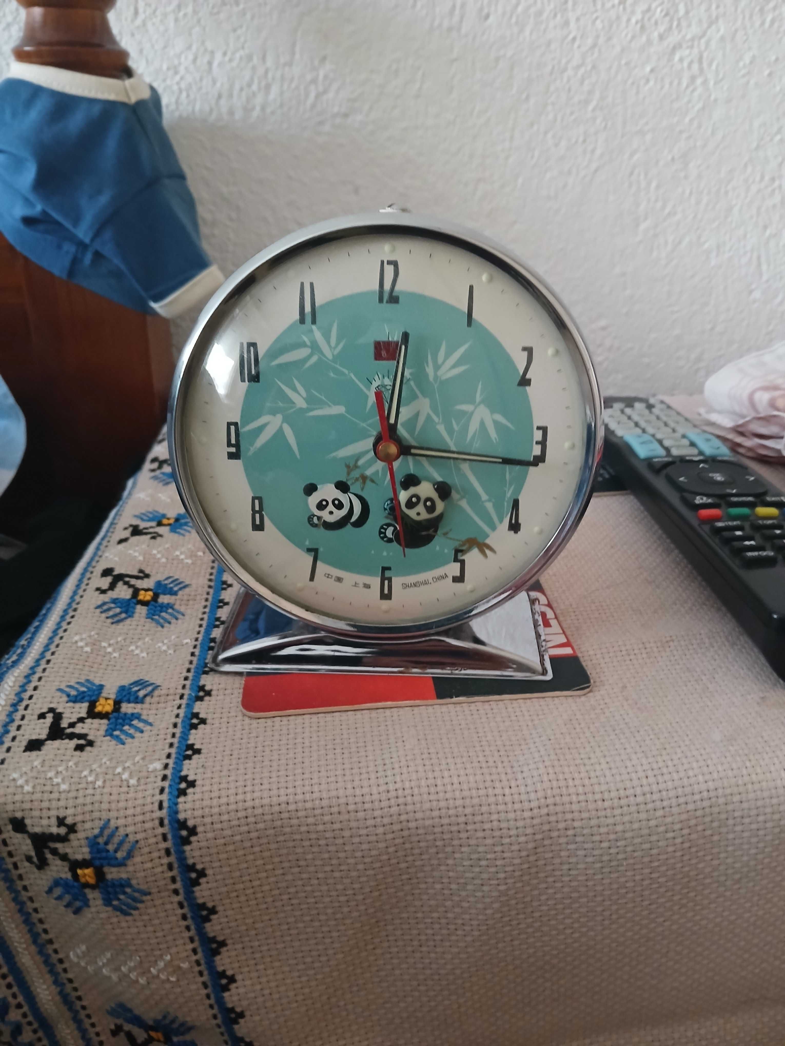 Продавам стар будилник