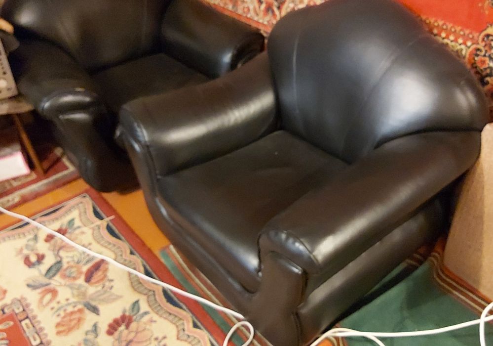 2 кожаных кресла