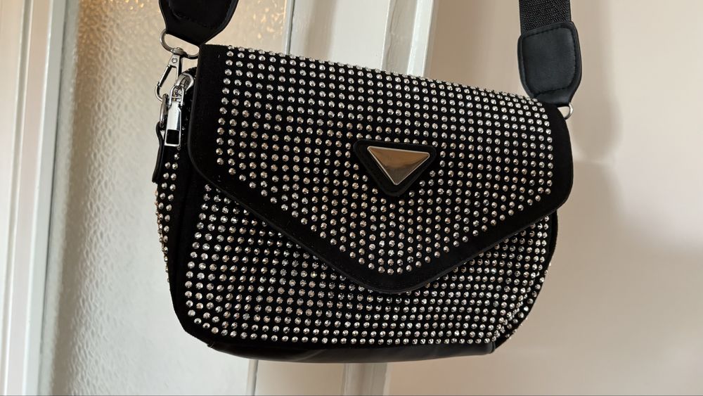 Дамска чанта с капси