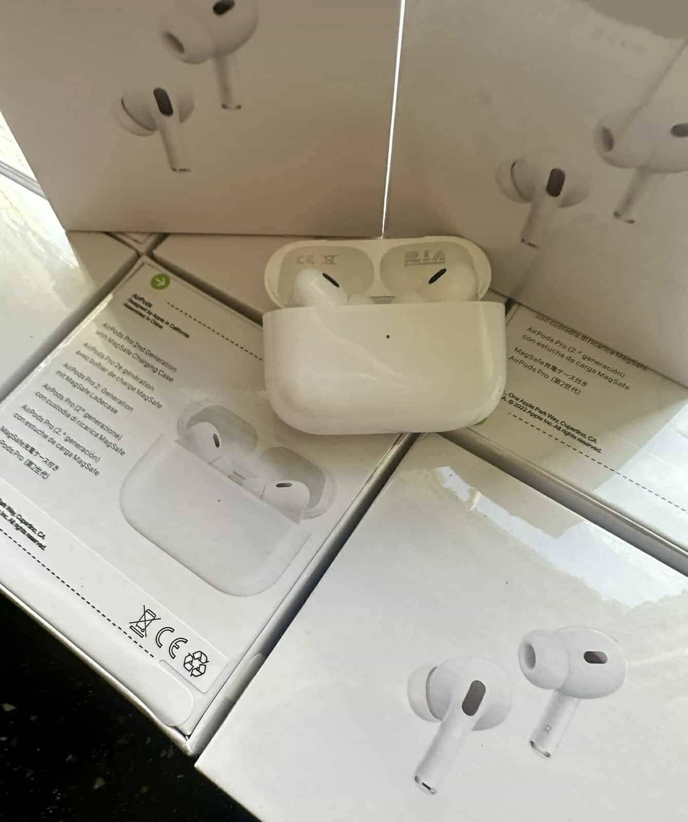 Apple AirPods Pro 2 / Слушалки