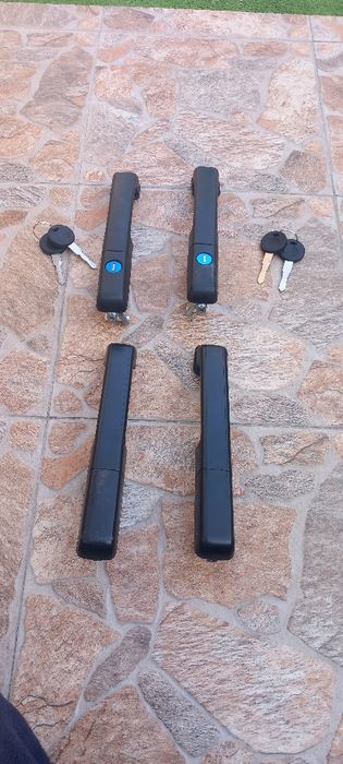 Продавам две предни е две задни дръжки за пасат 2