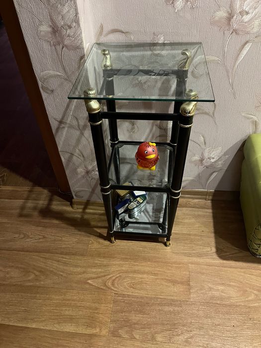 Продам стеклянную этажерку, настольную лампу, люстру