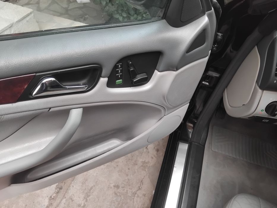 Vând Mercedes clk w208
