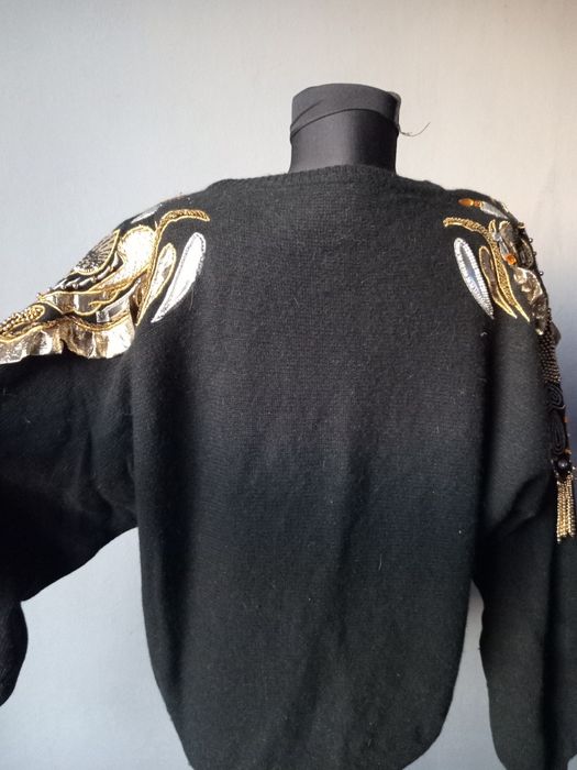 Bluza angora cu aplicații deosebite