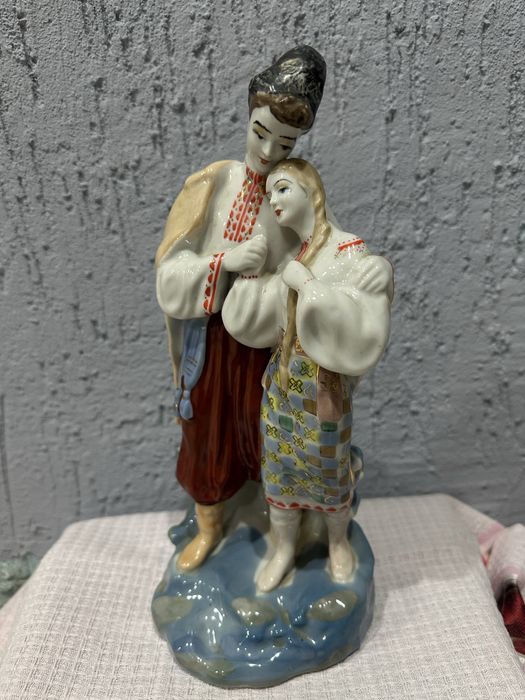Продам фарфоровую статуэтку