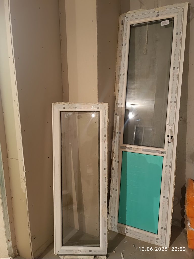 Продам балконную дверь с окном
