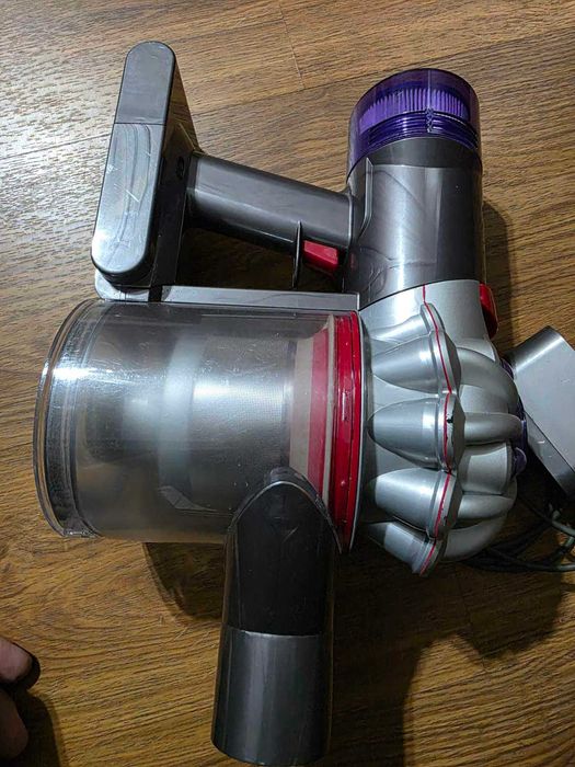 Безжична прахосмукачка Dyson V8