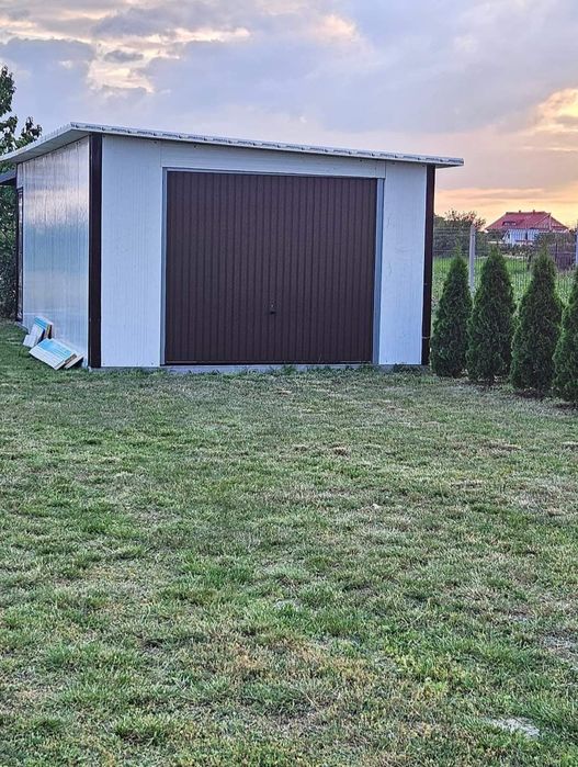 Vând garaje auto din structura metalica si panou sandwich