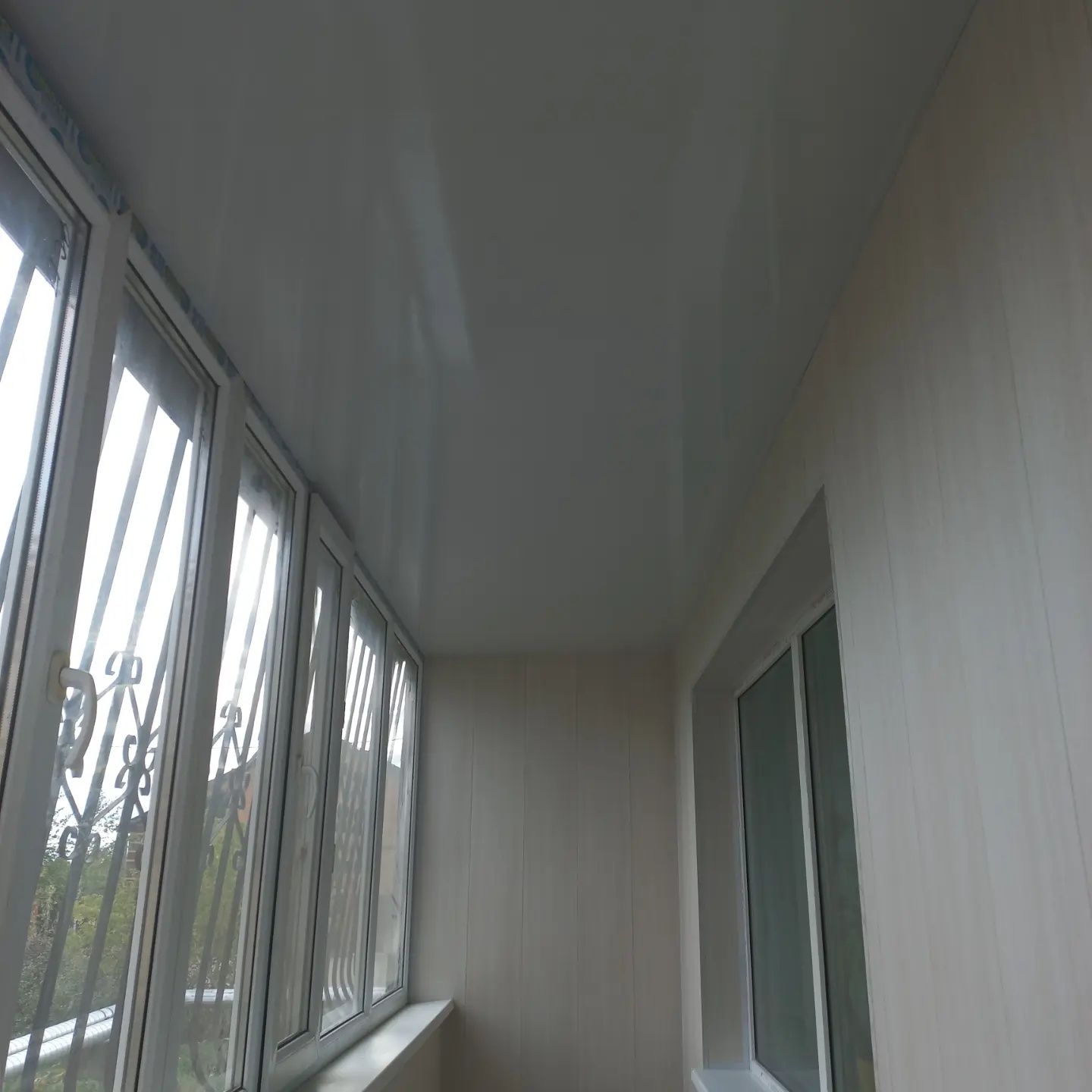Обшивка балкона МДФ и ПВХ панелями