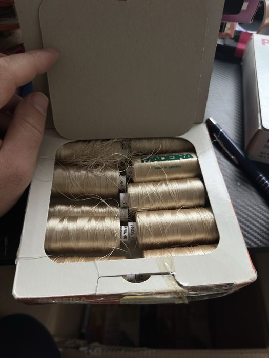 Бродировачни комци на Madeira много цветове