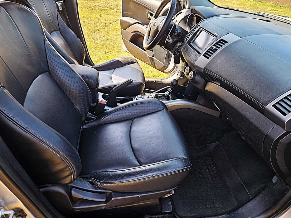 Mitsubishi Outlander 2.2 DiD Automat 4x4 • Full dotări • Proprietar