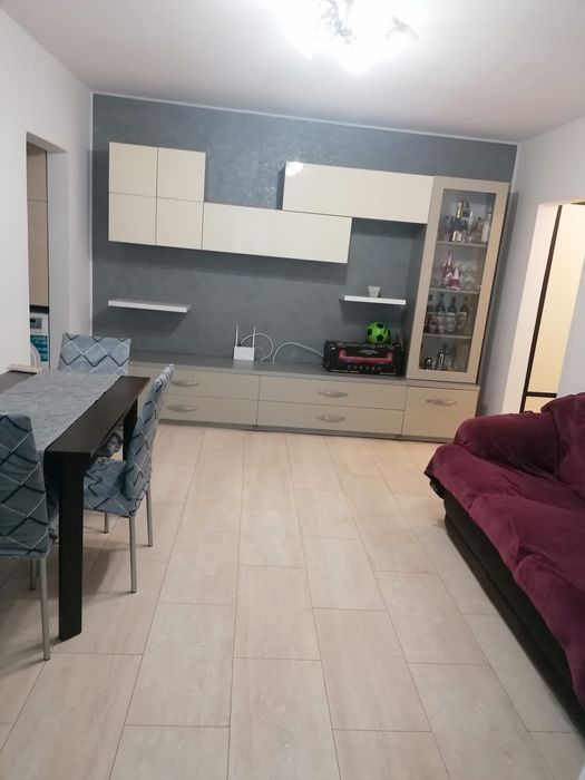 Închiriez apartament 3 camere .