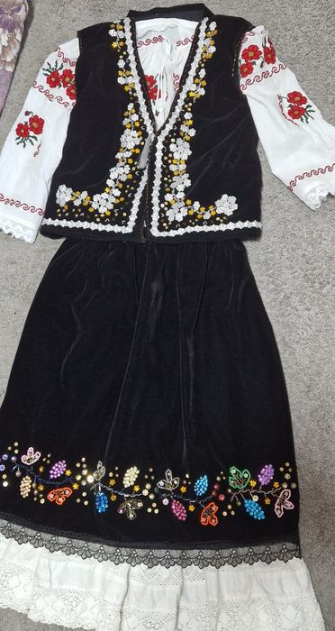 Costum popular cusut manual