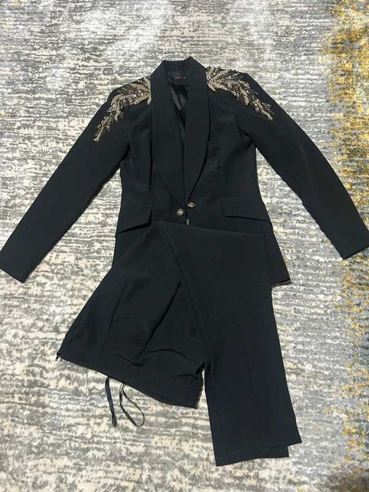 Costum BBY negru cu aplicatie pe umeri stil epoleti
