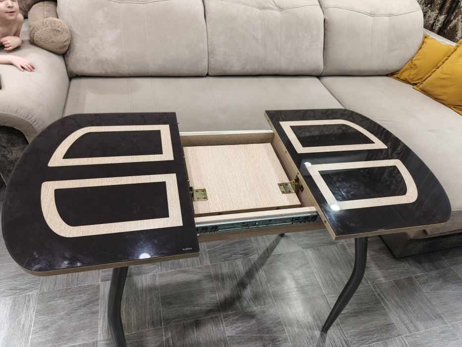 Стол  кухонный .