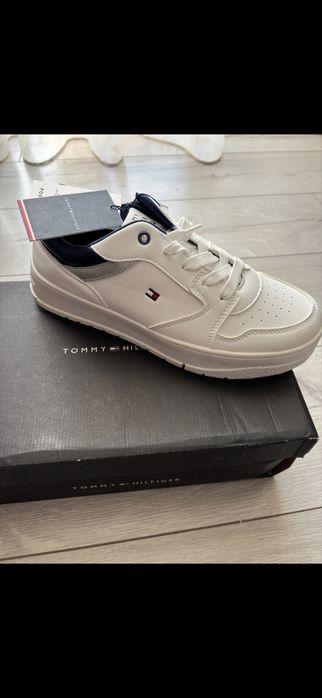 Нови Tommy Hilfiger бяло и синьо 39 номер 25 см  100 лв