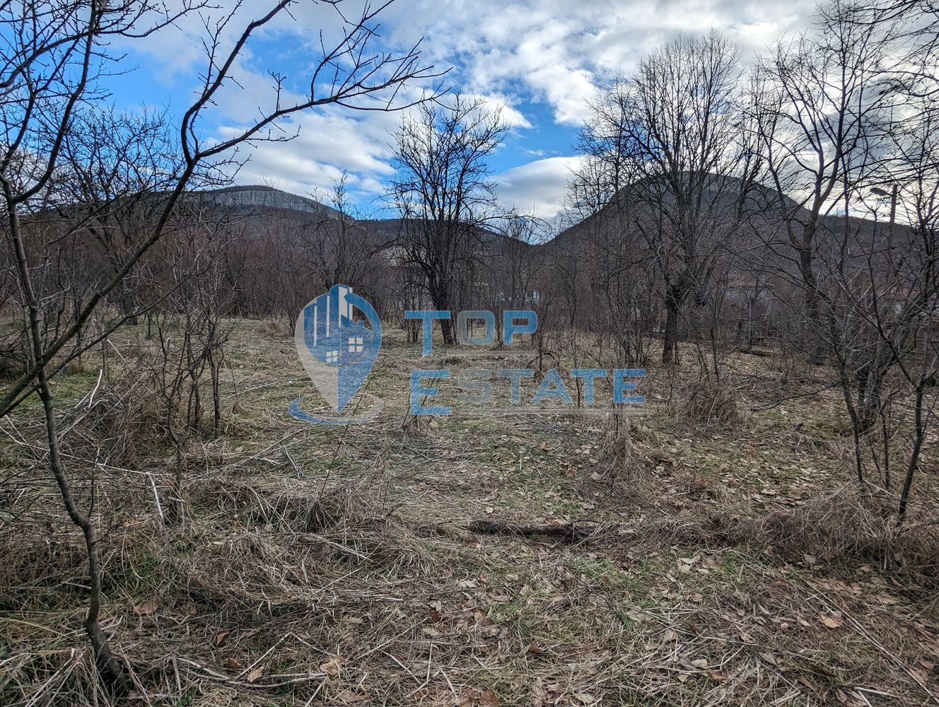 Двуетажна къща изградена от дялан камък и тухли в село Скалско, облас