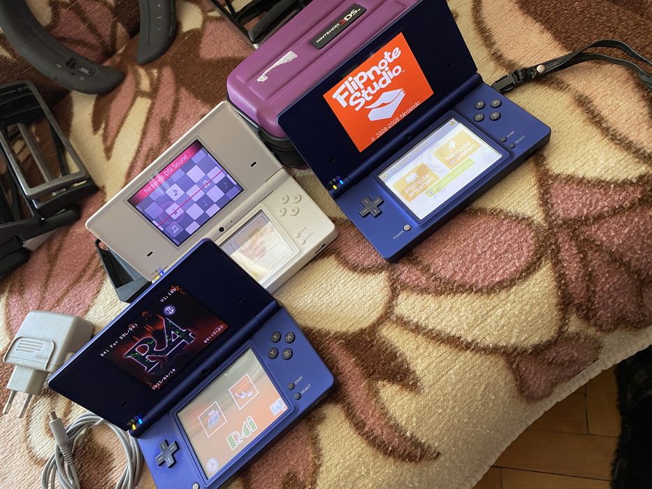 3 X Nintendo DS - 3 броя Конзоли Нинтендо + 1 зарядно + 3 игри