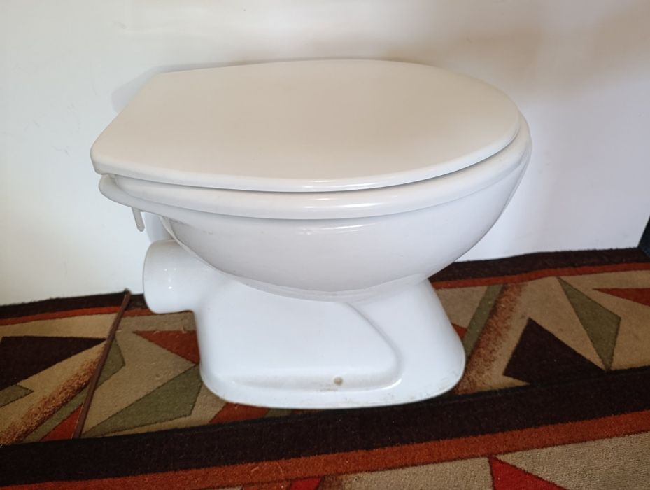 Продавам тоалетна моноблок