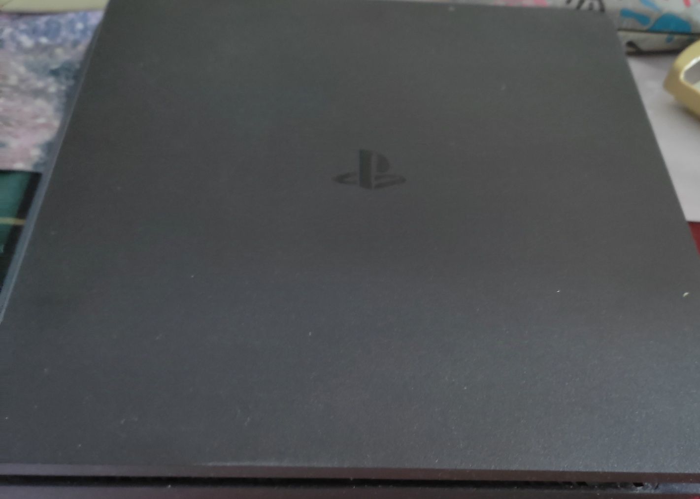 Продавам PS4 с два джойстика и 4 игри