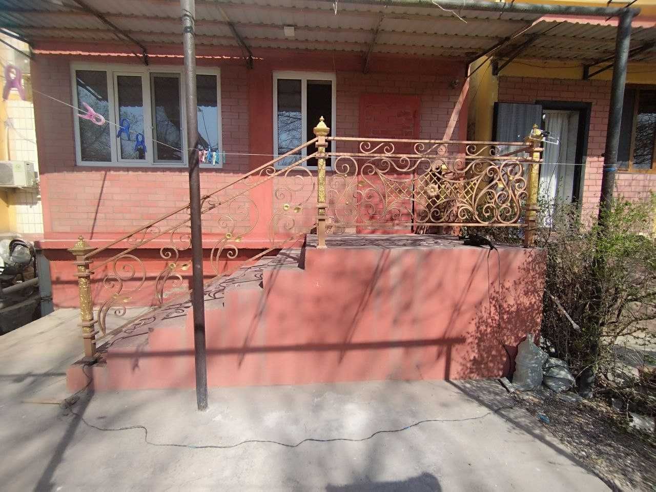 Ishlatilgan, ammo yaxshi holatda temir panjara sotiladi